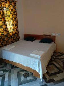 1 dormitorio con 1 cama en Palm Grove lodge, en Busua