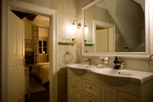 ein Bad mit einem Waschbecken und einem Spiegel in der Unterkunft Itha’s secret escape in Langschlag