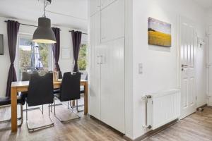 a kitchen and dining room with a table and chairs at Gemütliches Ferienhaus am Plauer See mit Hund in Funfseen