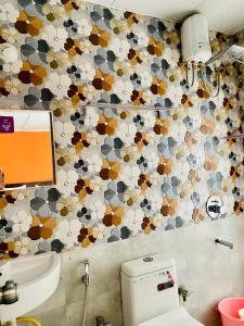 a bathroom with a toilet and a mirror on the wall at Private 1Bedroom AC Kalyani Nagar Pune Close to Osho Garden Koregaon Park in Pune