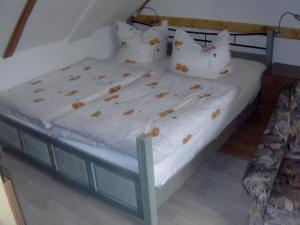 a bed with white sheets and pillows in a room at Appartement in Meiersberg mit Grill, Terrasse und Garten - b48747 in Grambin