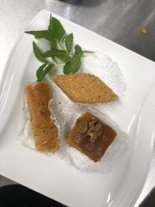 un plato blanco con tres tipos diferentes de comida. en La Colline aux Chalets, Jaccuzi, Sauna en Saint-Chamarand