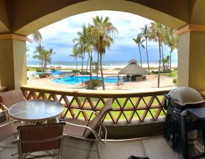balcón con vistas a la piscina y al océano en Departamento de lujo con vista al MAR y campo de GOLF en Barrón