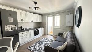 ein Wohnzimmer mit einem Sofa und einer Küche in der Unterkunft Stefan's Place in Victoria