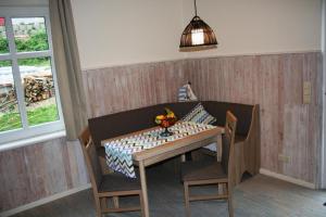 una mesa con un bol de fruta encima en Ferienhaus mit Terrasse und Kamin, en Karnin