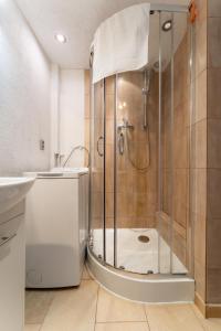 a bathroom with a shower and a sink at Apartament Gold - 2 osobne sypialnie z balkonem - SpaceApart in Jelenia Góra