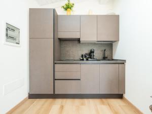 A kitchen or kitchenette at Le residenze di Carlà - Stampace