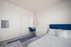 een slaapkamer met een bed en een blauwe stoel bij Riverside Plaza Blue in Milwaukee