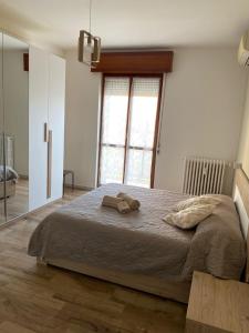 - une chambre avec un lit et 2 serviettes dans l'établissement CASA SAM - Luminoso e accogliente trilocale, à Pioltello