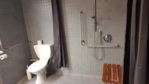 Ванная комната в Alcamo Motel +37 фотографий