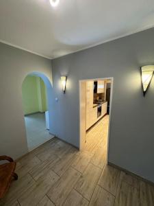 an empty room with a kitchen and a hallway at Haus mit Garten , 5 Zimmer , Grillhaus, Whirlpool in Neumünster