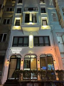 un hotel con un cartel en la parte delantera en Marlon Hotel en Estambul