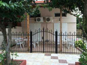um portão de ferro preto em frente a uma casa em Hotel Filoxenia em Neoi Poroi