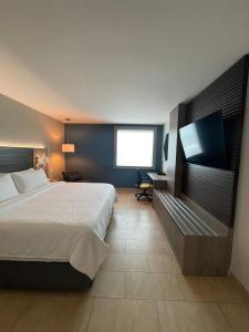 Postel nebo postele na pokoji v ubytování Holiday Inn Express Mérida by IHG