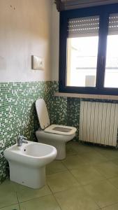 uma casa de banho com um WC e um lavatório em 410 Reasons For Back em Cerea