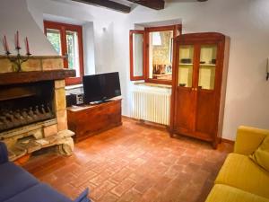 a living room with a fireplace and a tv at Familly Villa 4 Bedroom Sunrise in Rimini