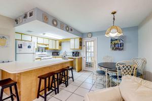 cocina y comedor con mesa y sillas en Gulf Highlands 115 Cindy Lane en Panama City Beach