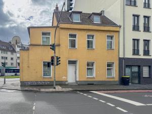 un edificio amarillo en la esquina de una calle en 6 room detached house - Köln Messe Fair 10min en Colonia