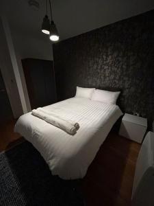 a bedroom with a large white bed with white sheets at Luxury Manchester Arena Apartment by Cloud Suites in Manchester