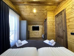 迪利然的住宿－Swiss House Dilijan，小木屋内一间卧室,配有一张床