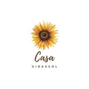 een gele zonnebloem op een witte achtergrond bij Casa Girassol in Prado