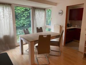 a kitchen and dining room with a wooden table and chairs at Studio-Ferienhaus mit Gartenumzäunung für Hunde in Zandt