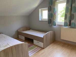 a small bedroom with two beds and a window at Studio-Ferienhaus mit Gartenumzäunung für Hunde in Zandt