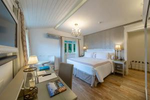 una camera d'albergo con letto e scrivania con scrivania di Castelo Saint Andrews a Gramado