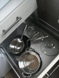 two pots and pans sitting on a stove in a kitchen at Schönes Appartement in Zierzow mit Grill, Terrasse und Garten in Sietow