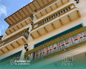 - un balcon dans un bâtiment avec un toit dans l'établissement Colores de la pradera by Hope, à Guatapé