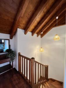 - un escalier dans une maison dotée de plafonds en bois et de lumières dans l'établissement Luxury House Valencia D'Aneu, à Valencia de Aneu