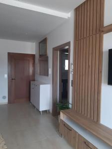uma cozinha com um frigorífico e um balcão num quarto em Appartement S2 Palm Lake Folla - Monastir em Monastir