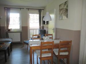 una sala da pranzo con tavolo e sedie di Ferienwohnung mit zwei Schlafzimmern und Balkon - b56485 a Mayschoss