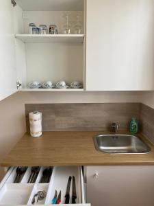 una cucina con lavandino e piano di lavoro di Appartamento 7 Laghi a Lomnago