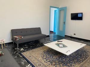 Appartamento 7 Laghi في Lomnago: غرفة معيشة مع أريكة وطاولة