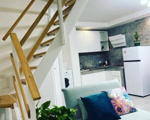 sala de estar con escalera y cocina en Casa Artesano, appartamento San Michele, en Trapani
