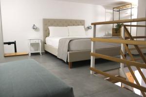 Un dormitorio con una cama con una escalera y una escalera en Casa Artesano, appartamento San Michele, en Trapani