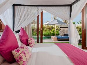 Giường trong phòng chung tại Villa Joss Seminyak by Nagisa Bali +17 ảnh