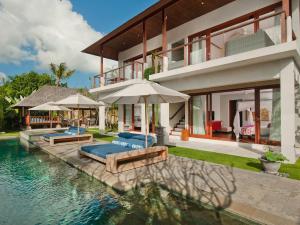 Villa Joss Seminyak by Nagisa Bali游泳池或附近泳池