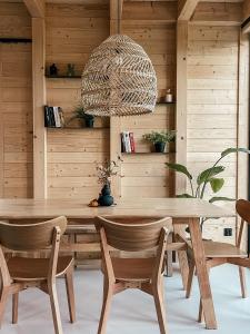 - une salle à manger avec une table et des chaises en bois dans l'établissement Stodoły Babice, à Krzywcza
