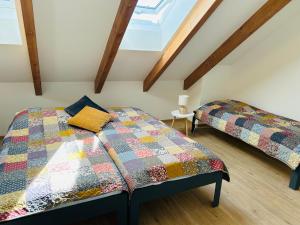 Duas camas num quarto com tectos em madeira em Apartman Detvianka 2 em Detva