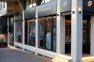贝尔格莱德Hanami Design Hotel的建筑前方的玻璃窗户