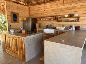 een keuken met houten wanden en een aanrecht bij Naturnahe Cabina Playa Hermosa, Santa Teresa in Santiago