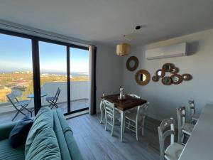 un soggiorno con divano e tavolo di Mellieħa luxurious 2 bedroom apartment with sea view a Mellieħa