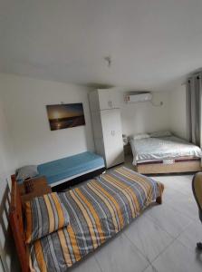 a room with two beds in a room at Chalé em Porto dos Lençóis Residence in Barreirinhas