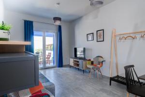 Posezení v ubytování Molos Beachfront Apartments in Diakopto + 37 fotografií