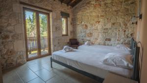 Ένα ή περισσότερα κρεβάτια σε δωμάτιο στο Stone Made 4 Private Villa Kriopigi