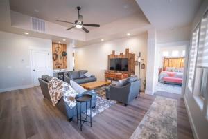 ein Wohnzimmer mit einem Sofa und einem TV in der Unterkunft Red Canyon Bunkhouse at Kanab - New West Properties in Kanab