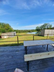 una mesa de picnic en una terraza con vistas al campo en Chez Marc, en Lubersac