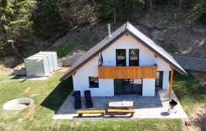 una vista sul soffitto di una piccola casa bianca di Špan Cottage a Jesenice